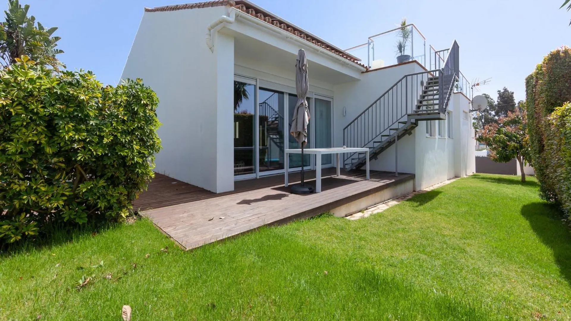Villa Madrugada, Beachside Villa In Costabella Marbella