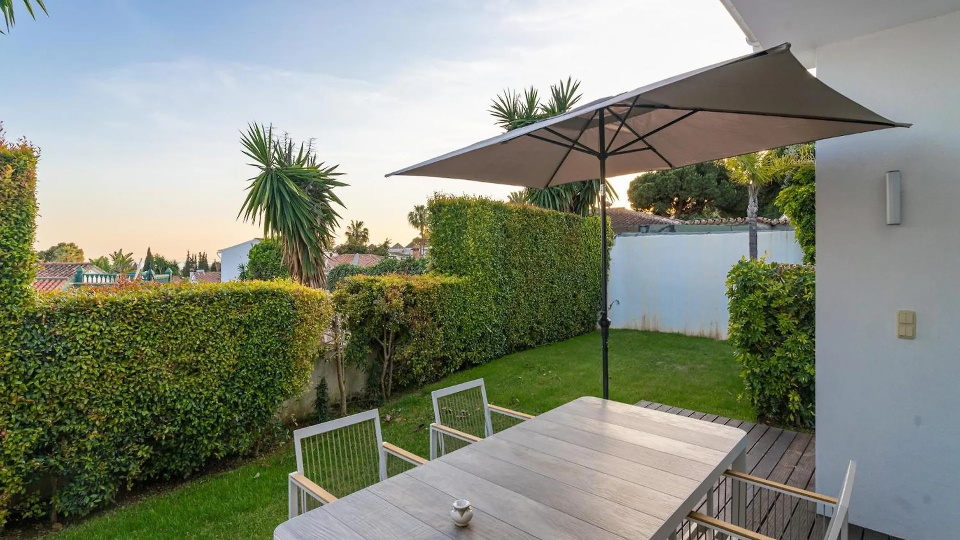 Villa Madrugada, Beachside Villa In Costabella Marbella