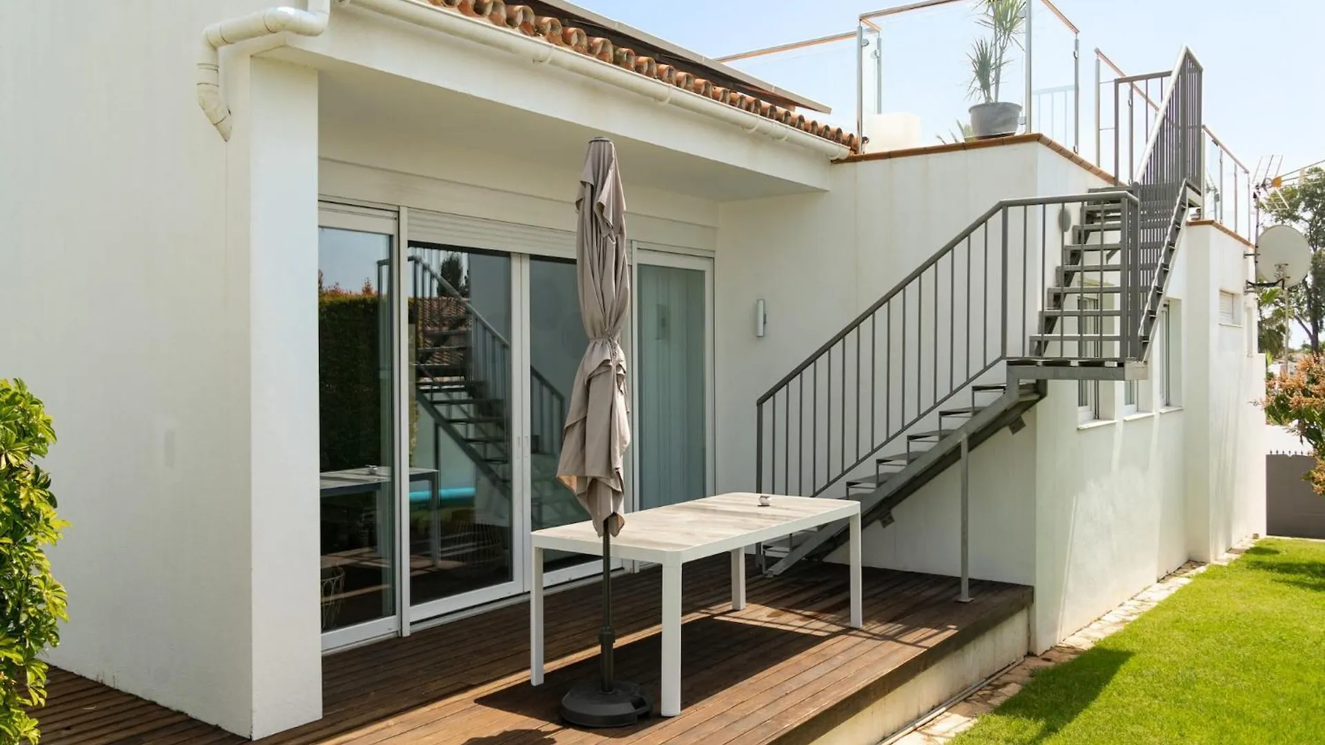 Villa Madrugada, Beachside Villa In Costabella Marbella Spain